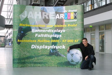 Die Vorderansicht des Faltdisplay's."Network"