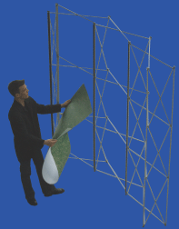 Die Grafikbahnen werden nun in die Befestigungsnasen des Faltdisplays eingeh&auml;ngt und an die Magnetschienen gehaftet.