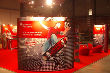 Messestand abgerundete Ecklösung