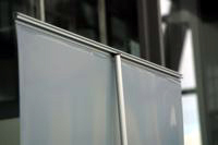 Detailaufnahme zu Bannerdisplay - Einhaksystem von Banner und Stange.