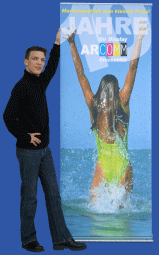 Das im Gestellfuss integrierte Banner langsam herausziehen und in den oberen Haken der Stange einh&auml;ngen.