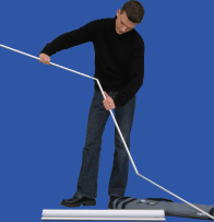 Den Gestellfuss auf den Boden stellen, die Klappstange zusammengef&uuml;gen und im Gestellfuss befestigen.