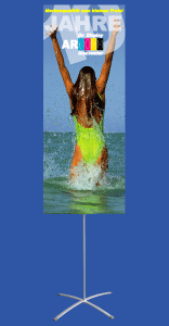 Zum Abschluss die Klettgrafikbahn an den beiden Klettquertr&auml;gern des Steckdisplays  befestigen.